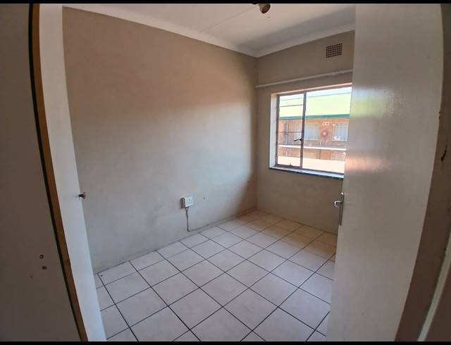 2 BEDROOM FLAT TO LET IN KEMPTON PARK CENTRAL